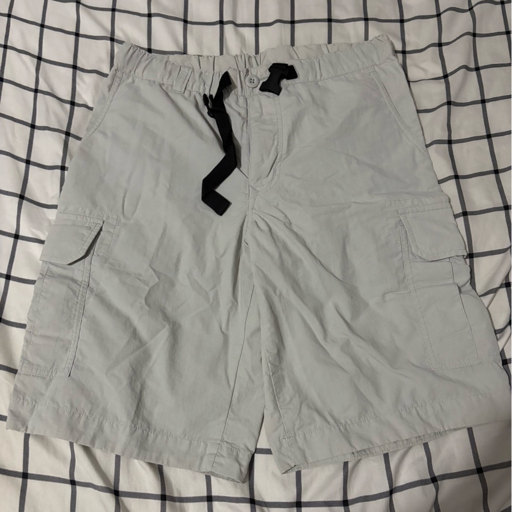 Uniqlo Gray Cargo Shorts with Relaxed Fit